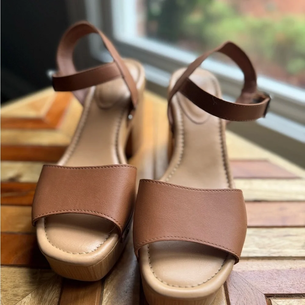 Universal Threads sandals - Picture 2 of 4